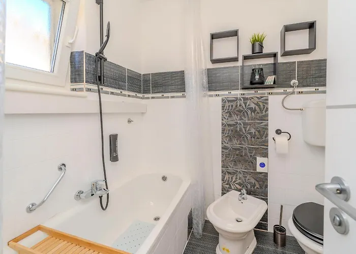 3 Bedroom Beautiful In Semesterbostad Zadar