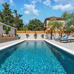3 Bedroom Beautiful In Vakantiehuis Zadar